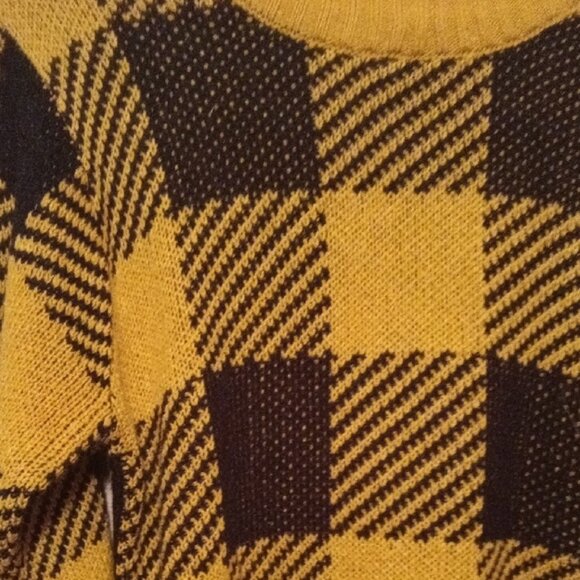 Cozy Yellow and Black Checkered Sweater Size Large - Picture 6 of 11